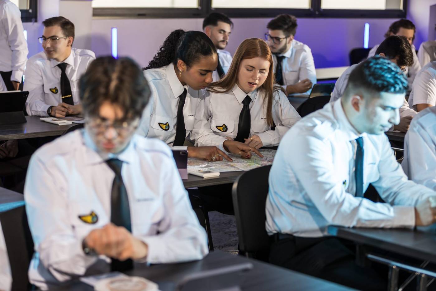 Élèves pilotes Astonfly en salle de navigation