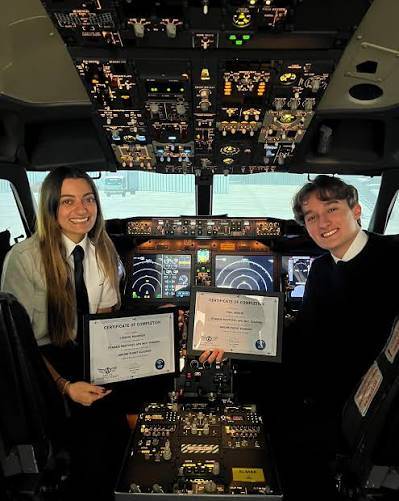 Deux élèves Astonfly avec leur certificat APS MCC dans le cockpit du simulateur 737