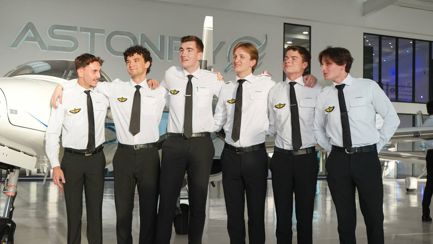 Promotion Astonfly en uniforme devant un Diamond DA42 dans le hangar