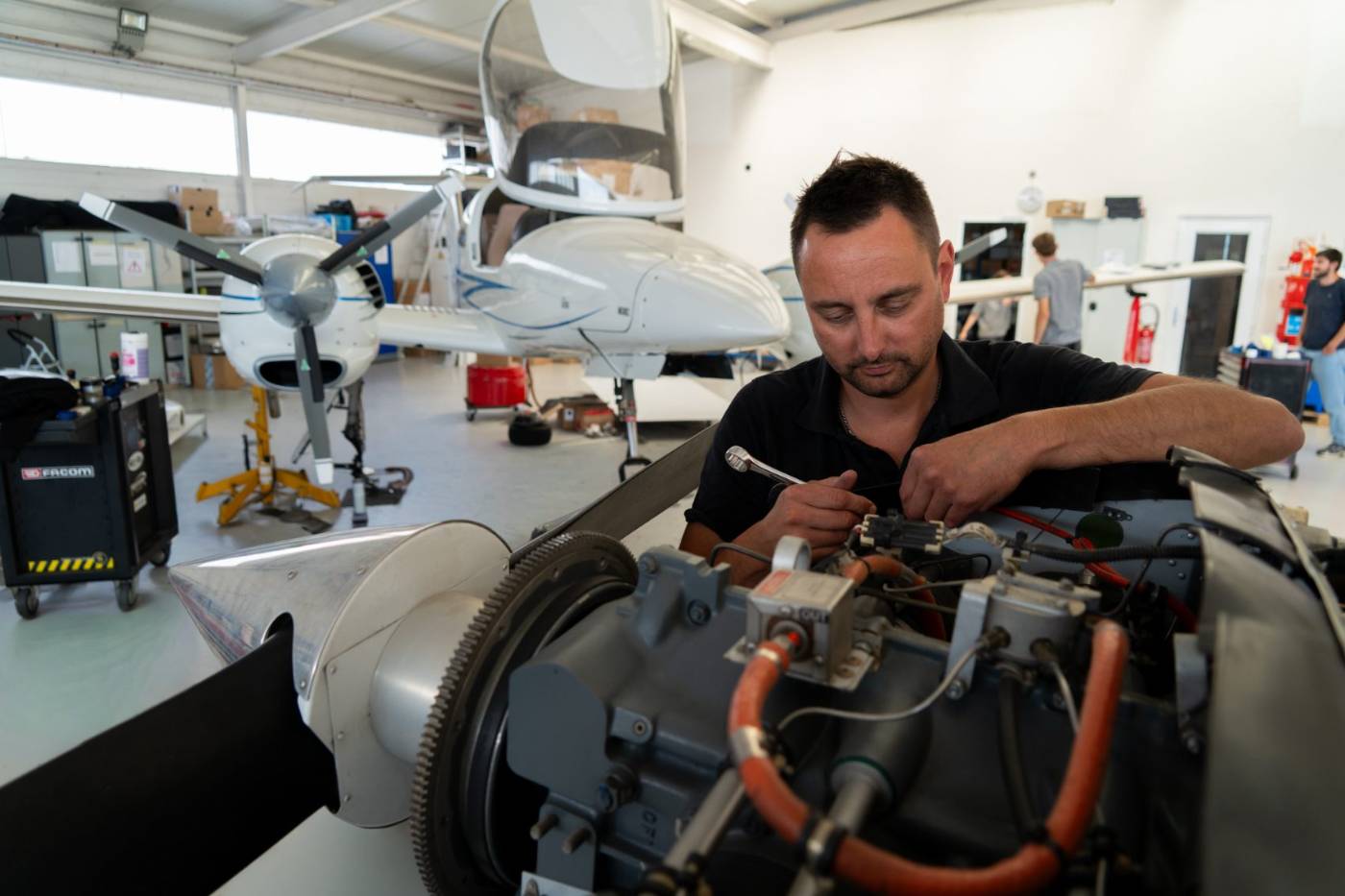 Technicien Astontec en intervention sur le moteur d'un Diamond de la flotte Astonfly