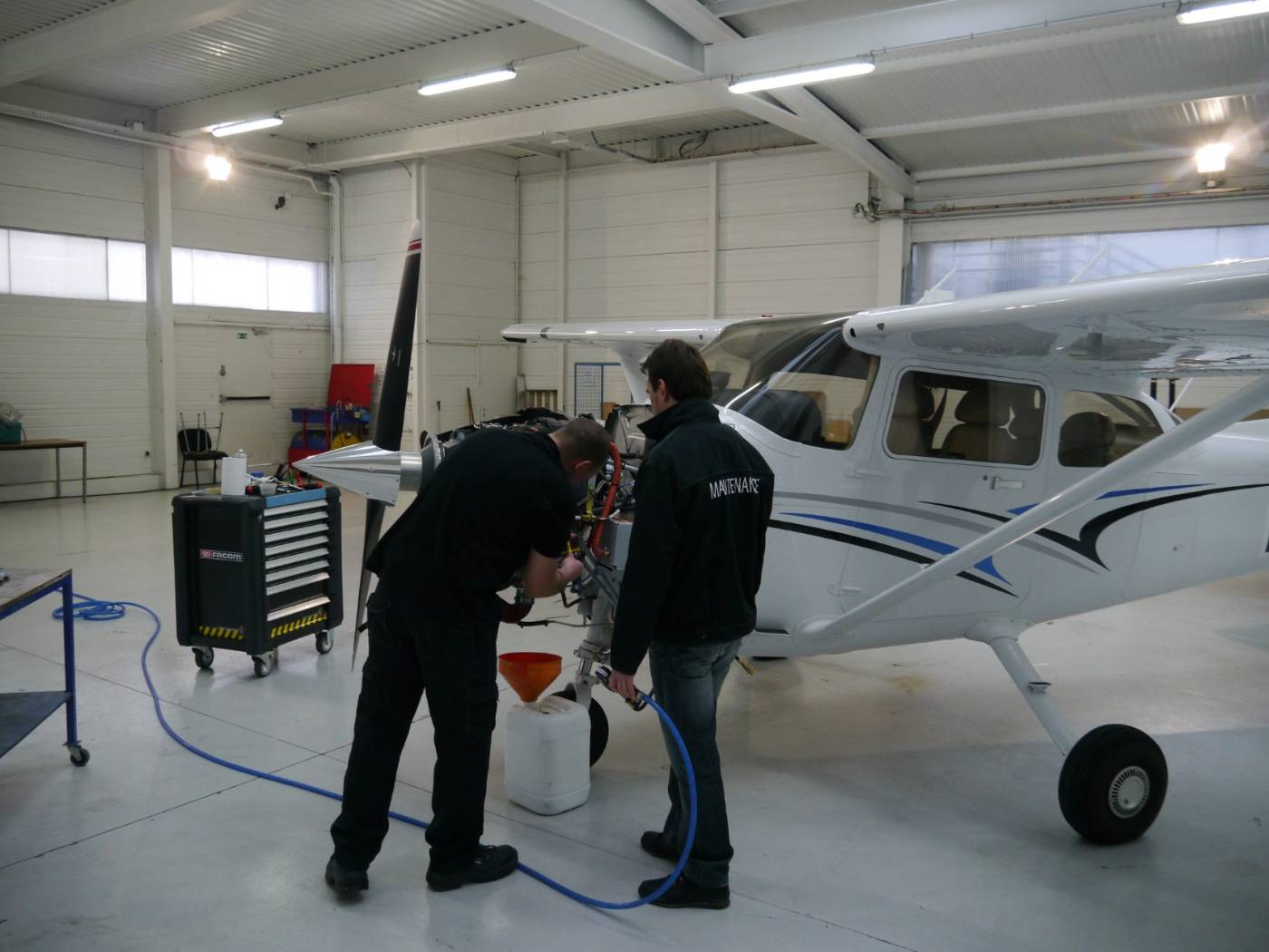 Techniciens Astontec en intervention sur un Cessna 172S dans le hangar de maintenance