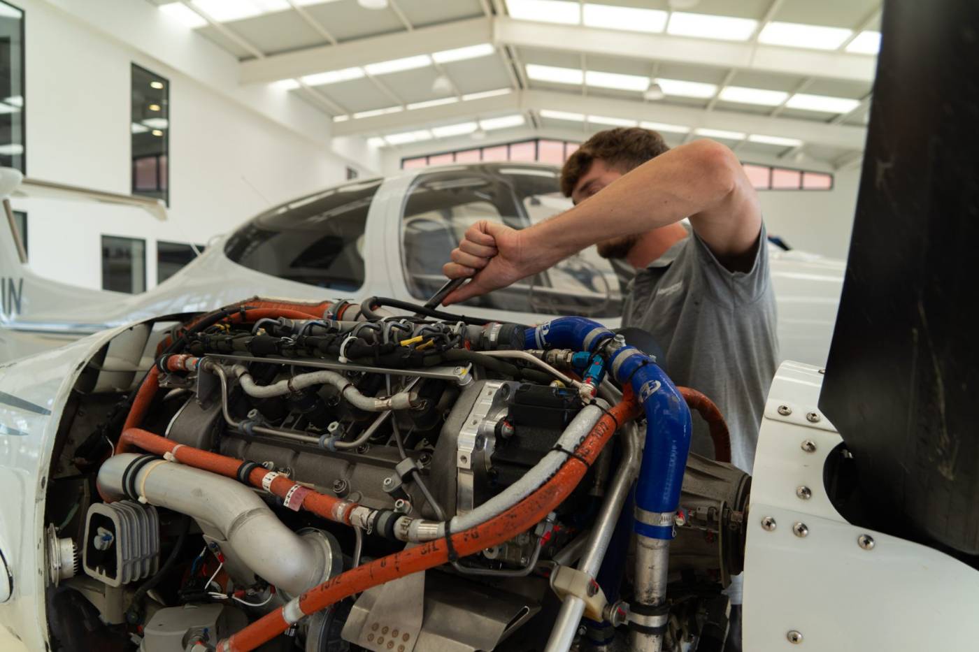 Avion de la flotte Astonfly dans l'atelier Astontec