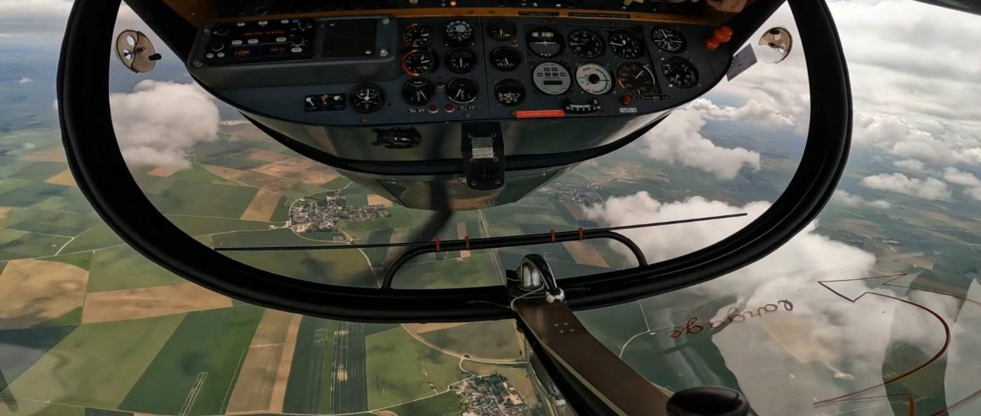 Vue depuis le cockpit du Cap 10 pendant un exercice de reconnaissance d'attitude inhabituelle
