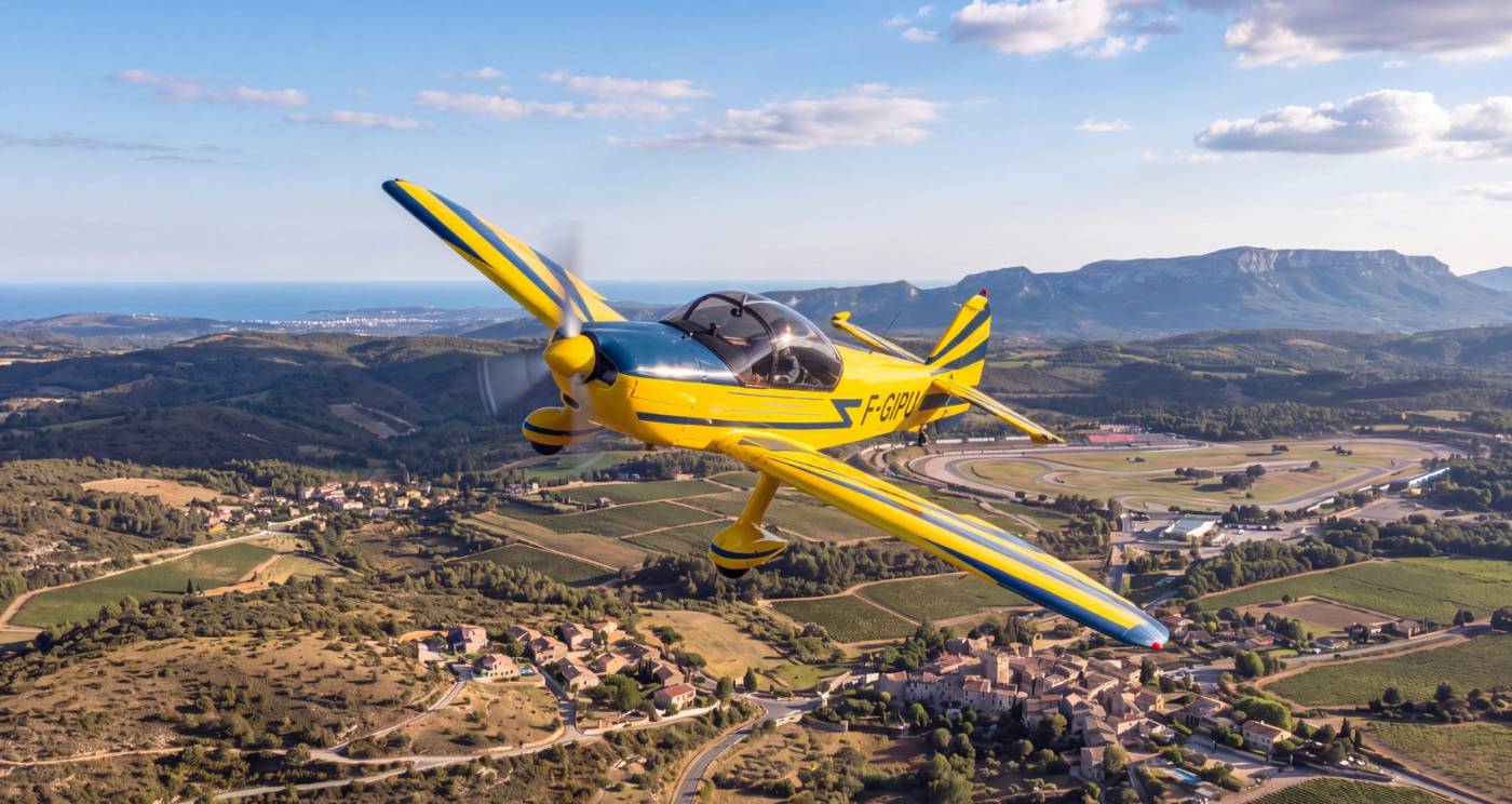 Mudry Cap 10 F-GIPU d'Astonfly en vol au-dessus du Castellet