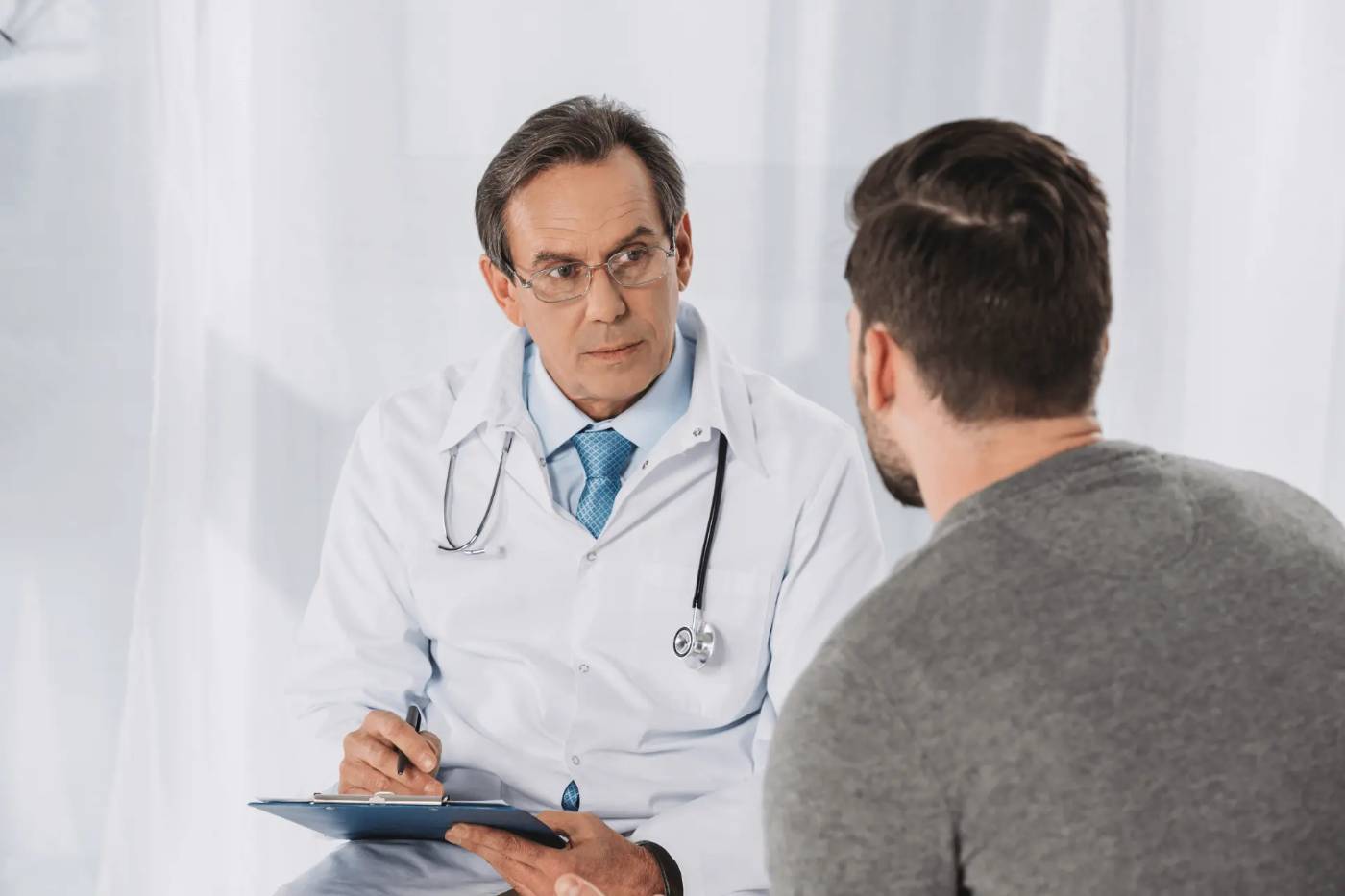 Médecin agréé lors d'une visite médicale aéronautique