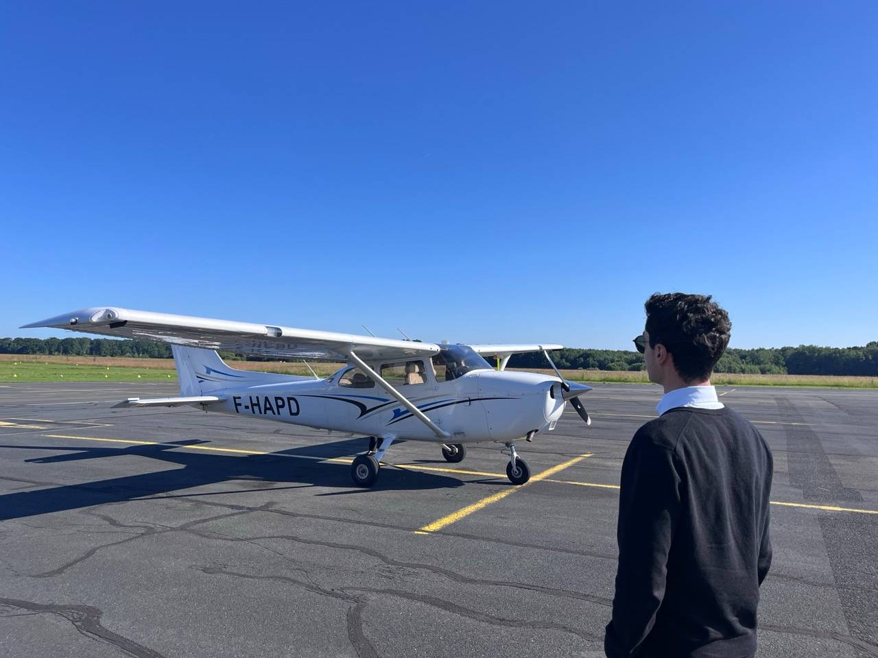 Élève pilote rejoignant le Cessna 172S F-HAPD sur le tarmac avant sa séance de vol