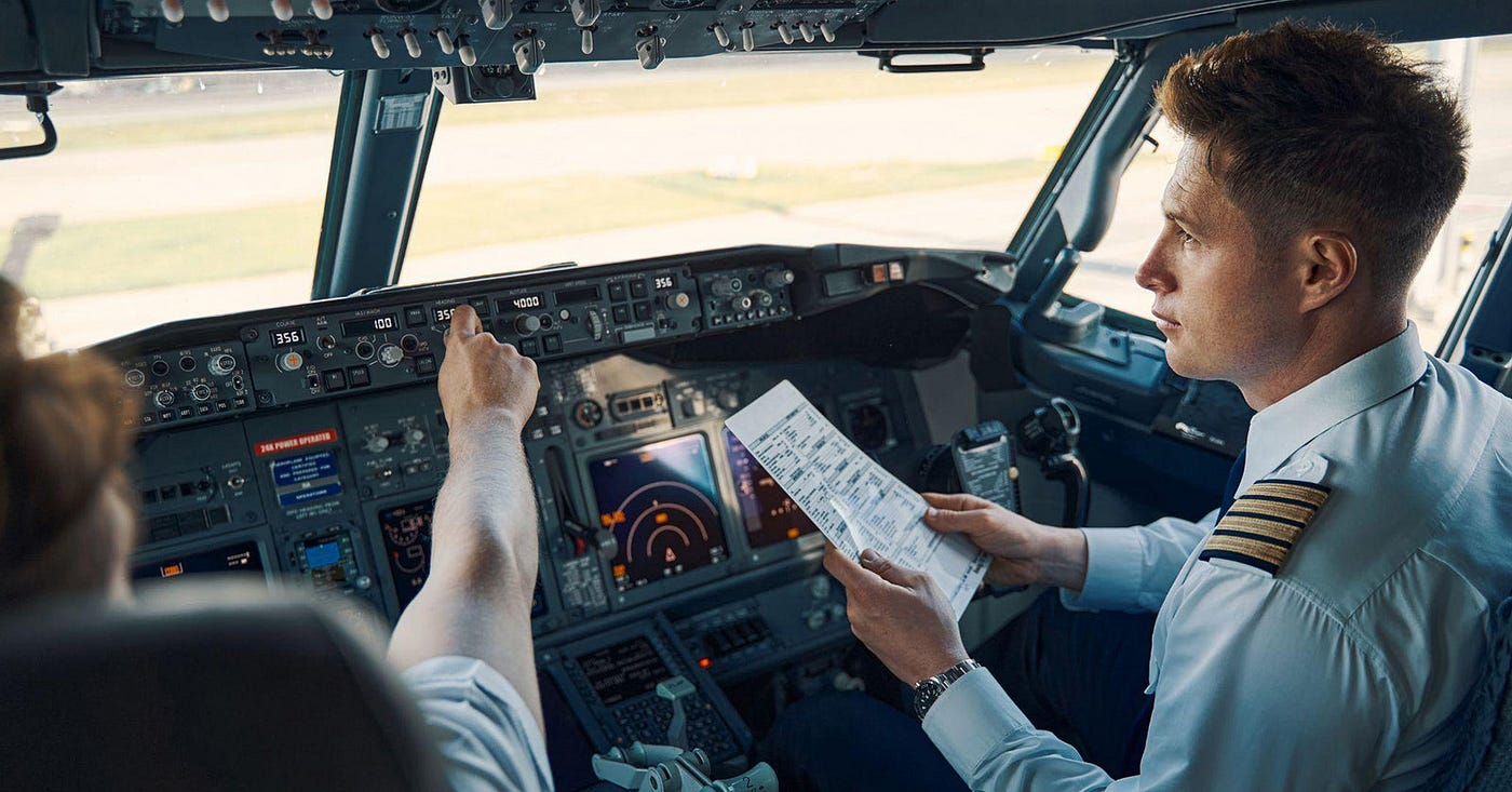 Pilote de ligne en poste dans le cockpit