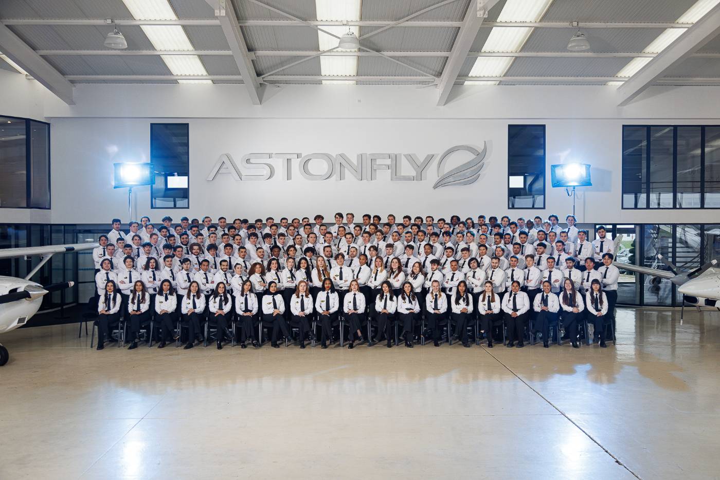 Promotion d'élèves pilotes Astonfly dans le hangar