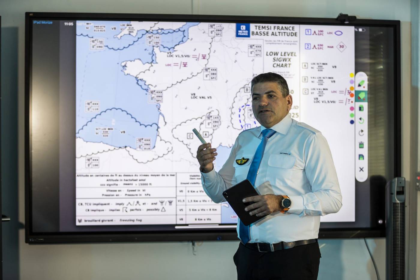 Briefing météo avec un instructeur Astonfly