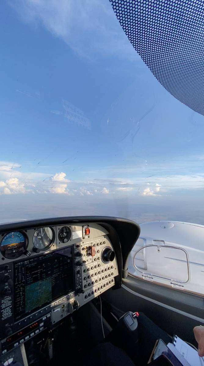 Vue depuis le cockpit du Diamond DA42 en vol, instruments et horizon