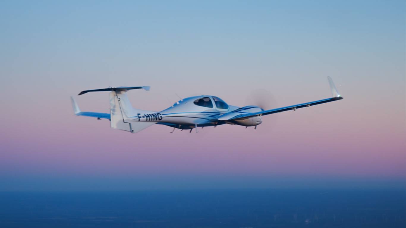 Diamond DA42 Twin Star F-HING d'Astonfly en vol au crépuscule, formation multimoteur