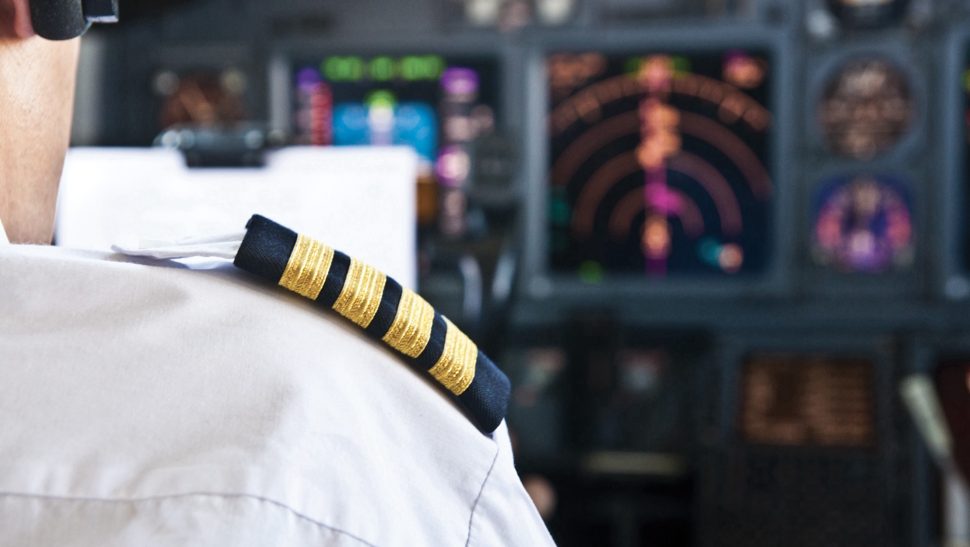 Épaulette de commandant de bord dans un cockpit d'avion de ligne