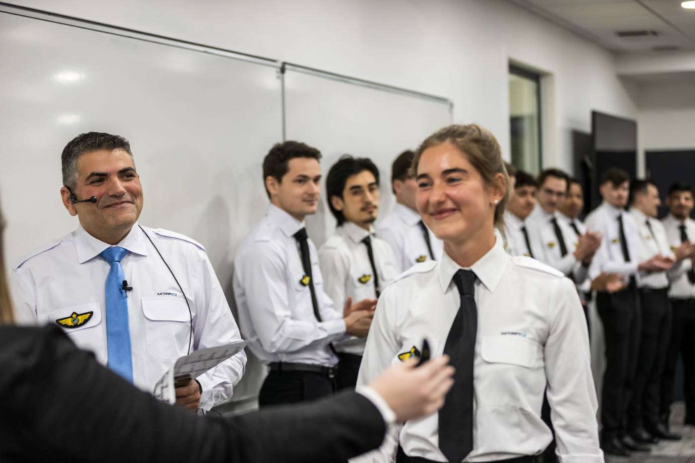 Une instructrice Astonfly en briefing avec des élèves sur le campus de Toussus-le-Noble