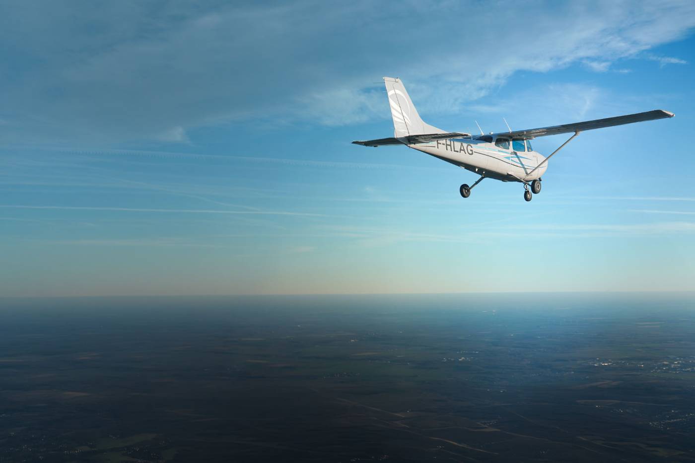 Cessna 172S Skyhawk F-HLAG d'Astonfly en vol au-dessus de la campagne