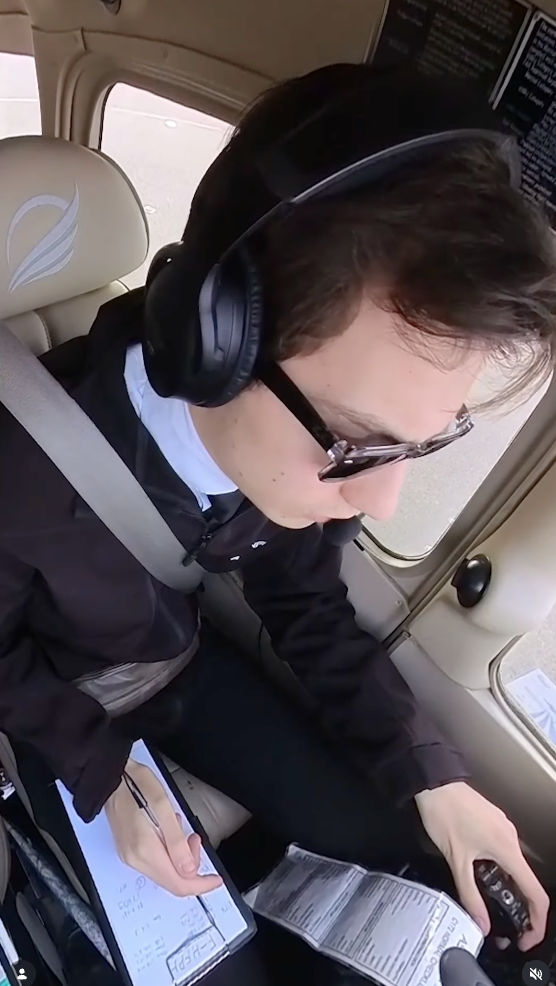 Élève pilote en leçon de vol dans le cockpit pendant la formation pratique