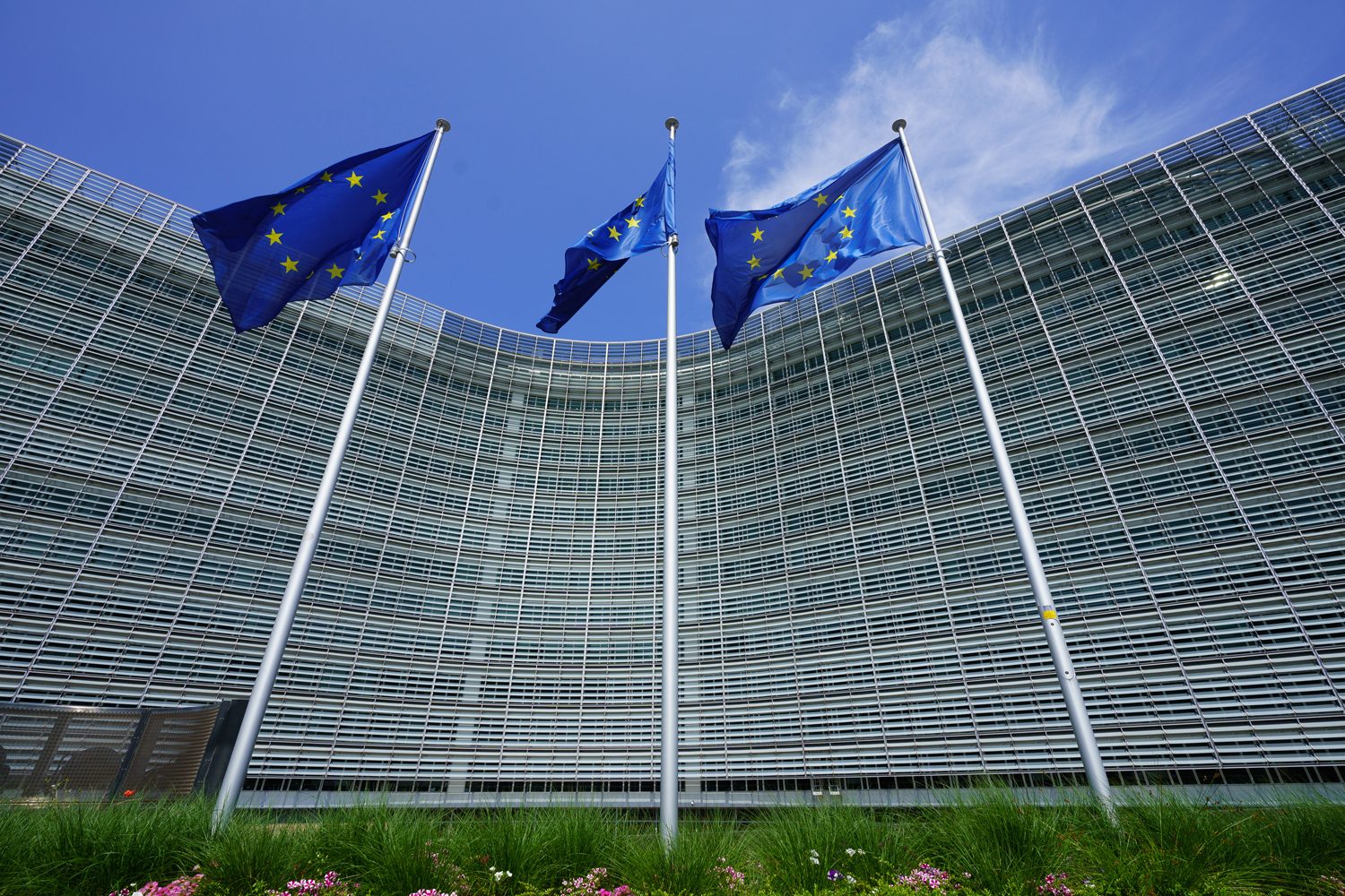 Drapeaux de l'Union européenne devant le siège de la Commission — licence EASA