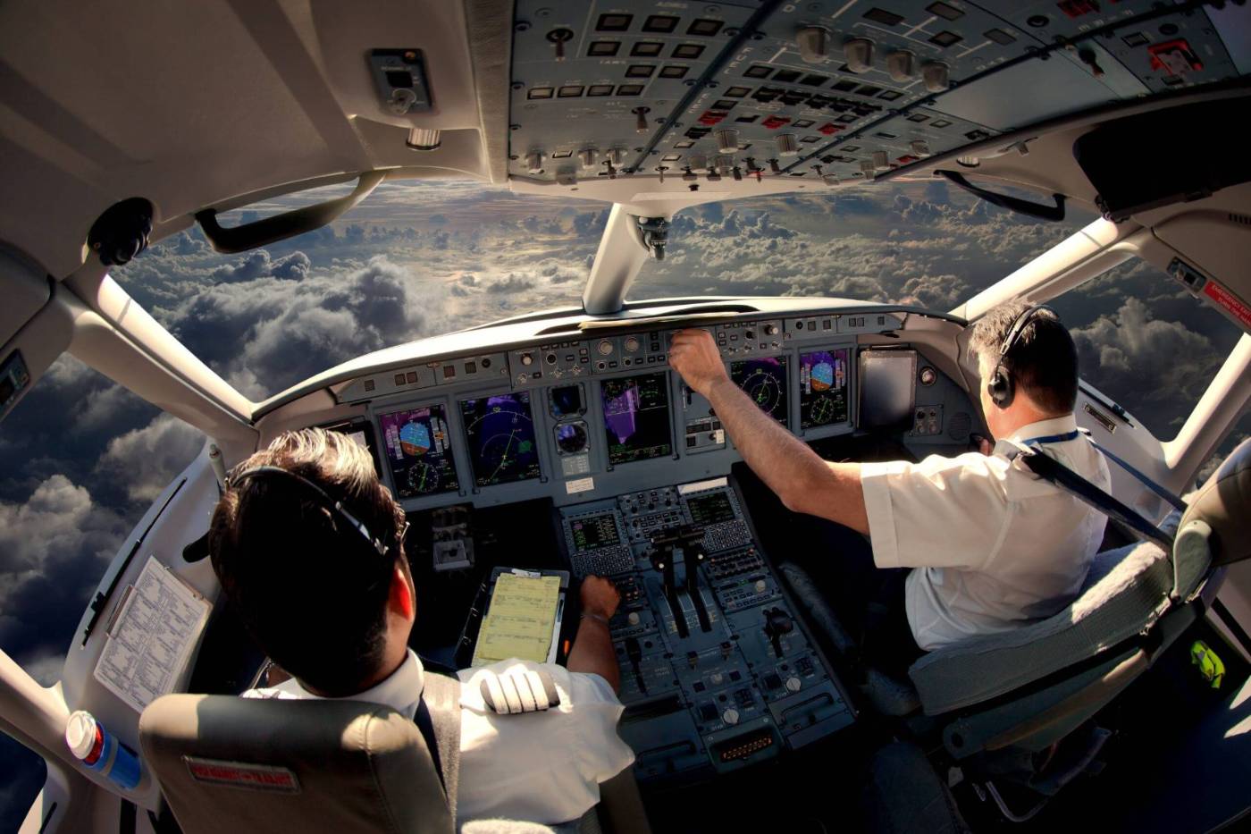 Copilote et commandant aux commandes d'un avion de ligne en vol au-dessus des nuages