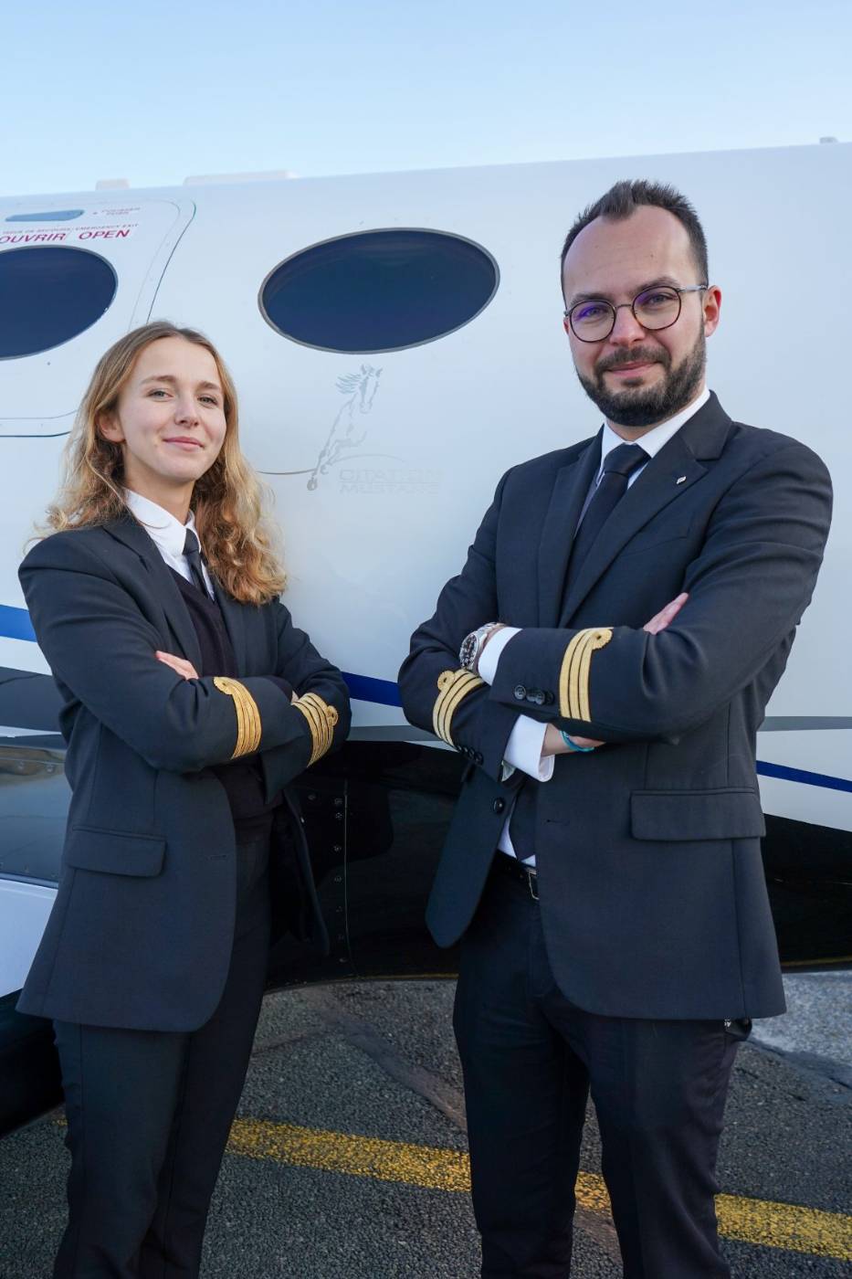 Pilotes Astonfly devant un jet d'affaires Citation Mustang