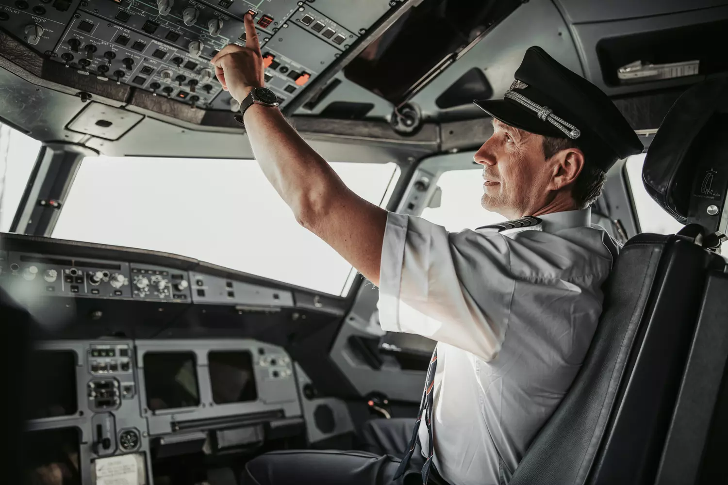 Pilote de ligne dans le cockpit d'un avion commercial