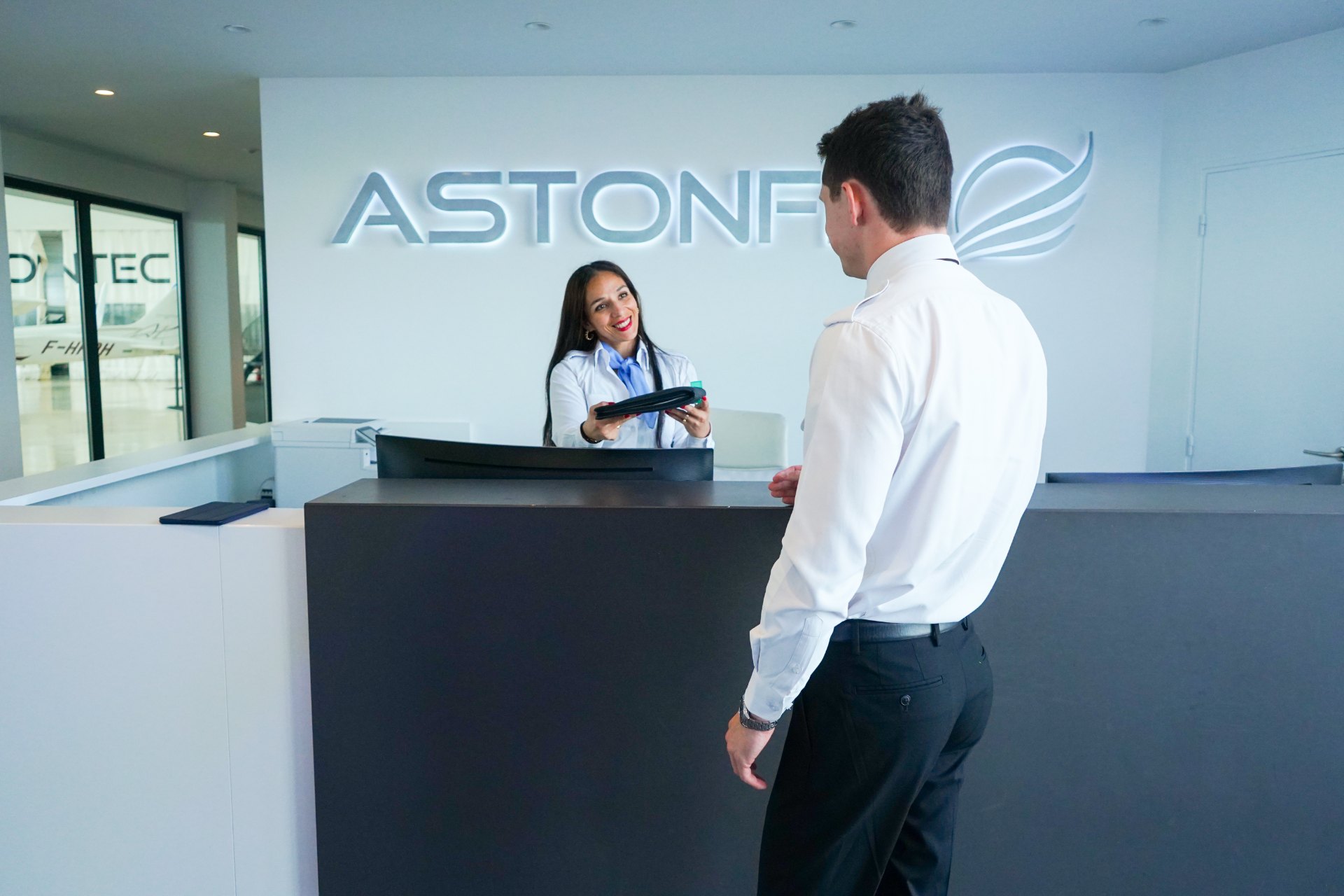 Accueil Astonfly : élève pilote reçu à la réception de l'école