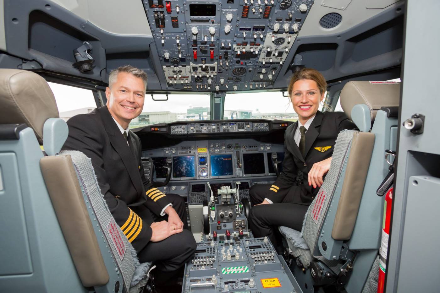 Copilote et commandant aux commandes d'un Boeing 737 en vol