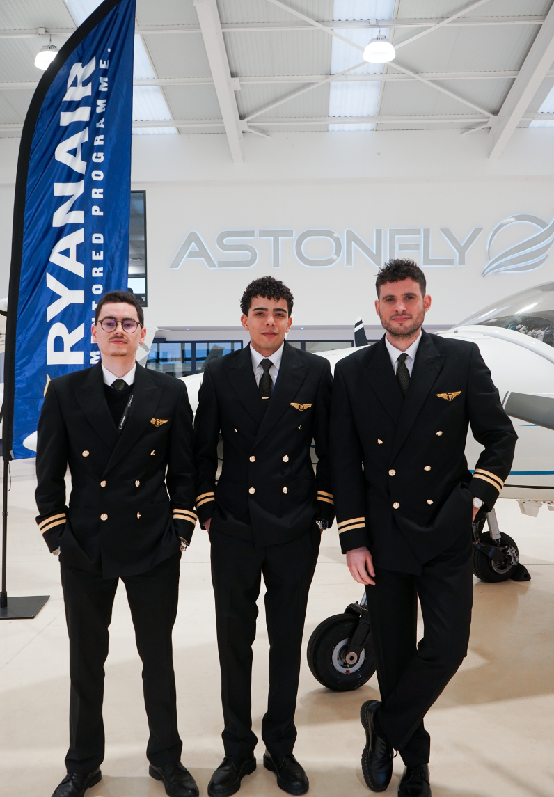 Élèves-pilotes Astonfly devant l'avion école, bannière Ryanair Future Flyer Academy