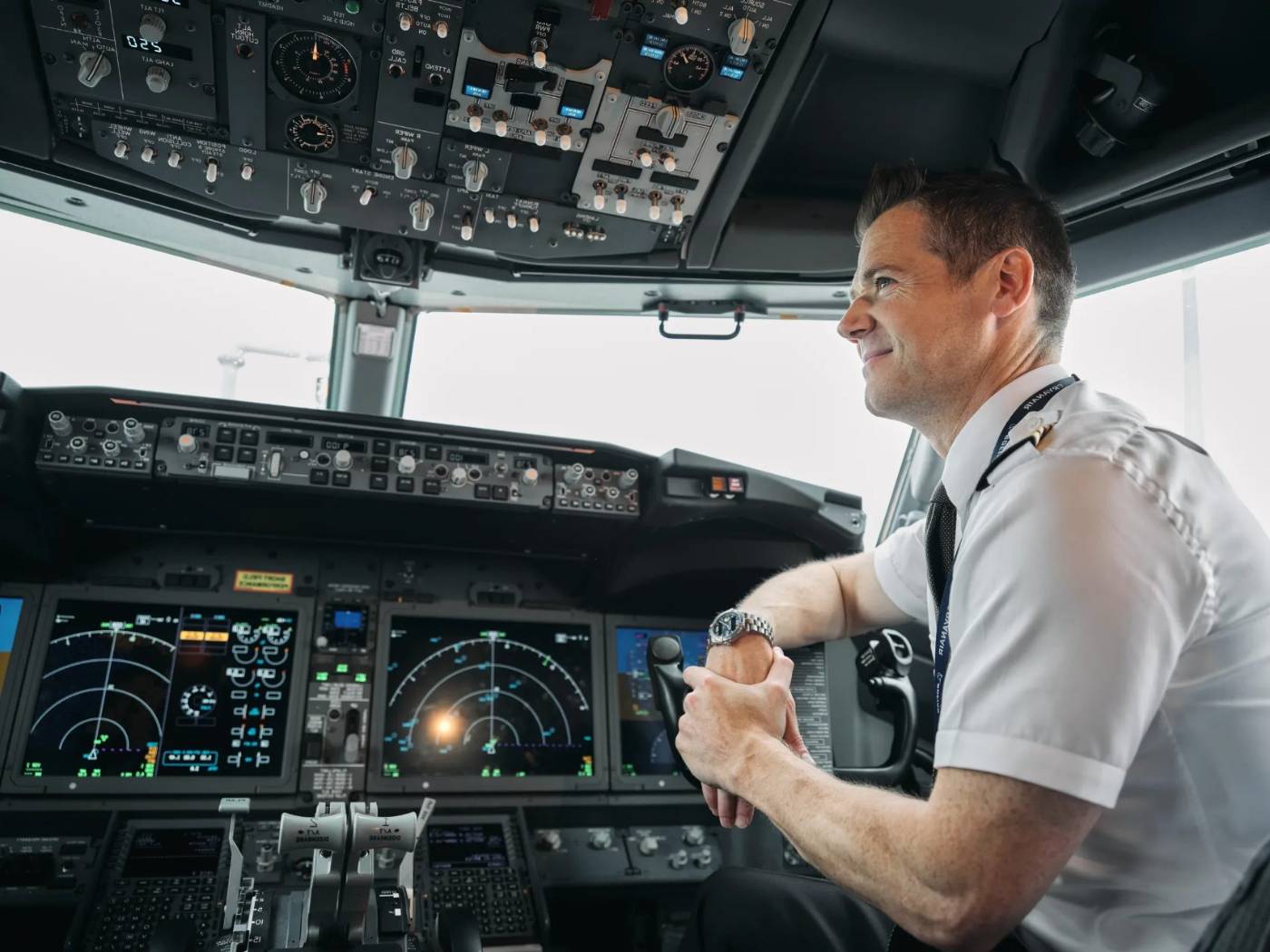 Commandant de bord aux commandes d'un 737, cockpit en vol