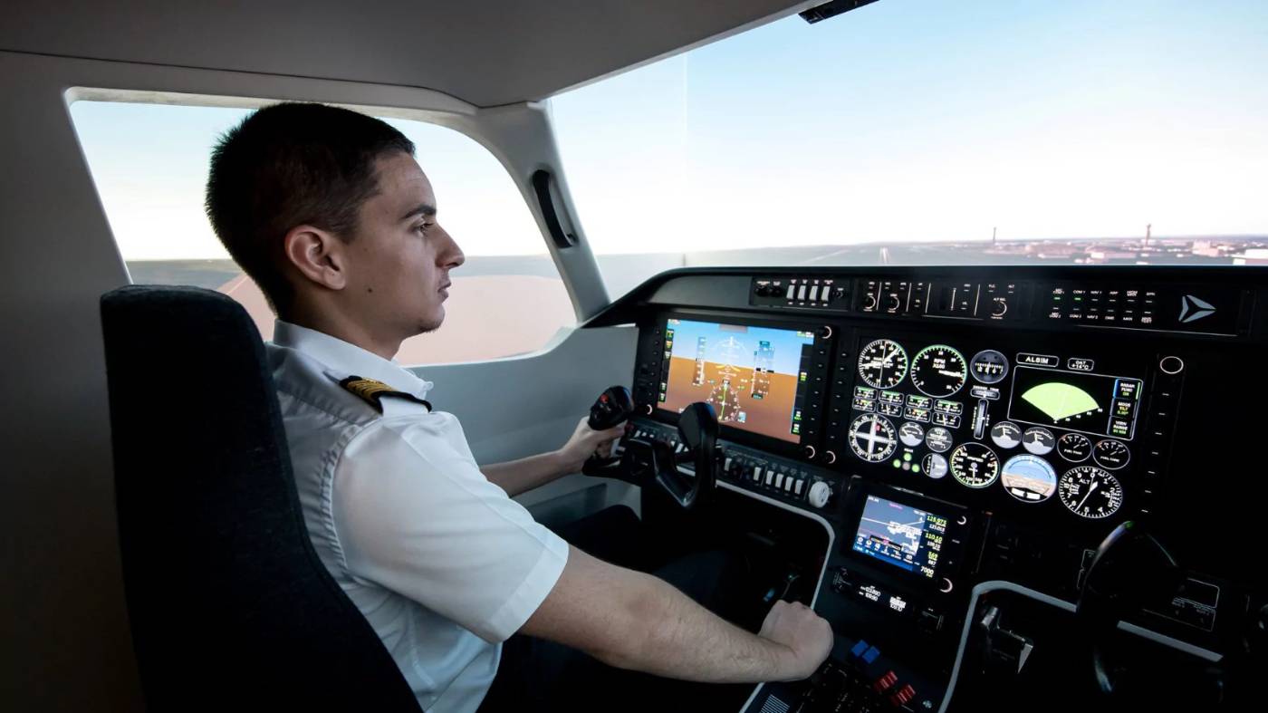 Élève en séance sur le simulateur de vol FNPT II ALSIM AL250