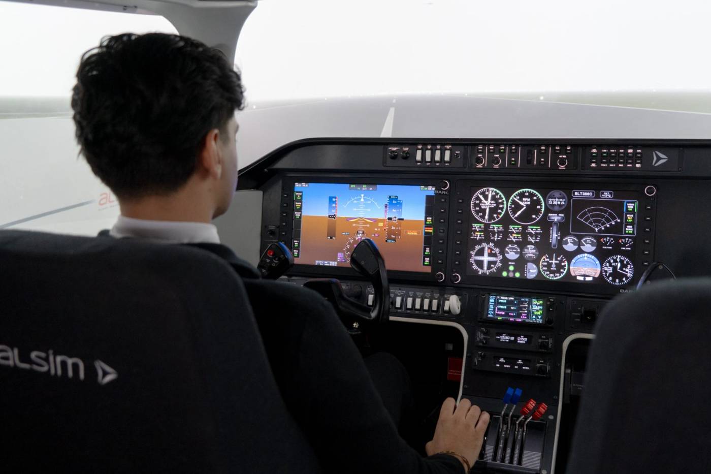 Cockpit du simulateur ALSIM AL250 pendant un exercice de vol aux instruments