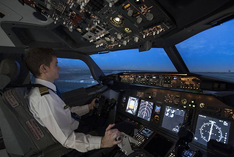 Élève aux commandes du simulateur Boeing 737 pendant une séance APS MCC