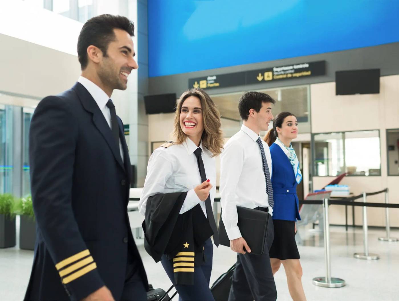 Équipage de pilotes de ligne dans un terminal d'aéroport