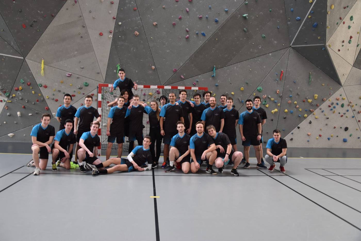 La promotion Astonfly réunie au gymnase, devant le mur d'escalade